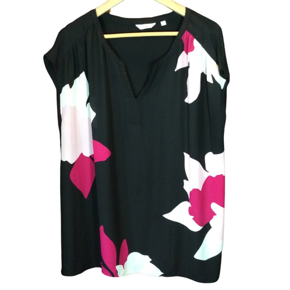 Size: 2X - Black/White Sleeveless Top w/ Abstract Pink Floral Print